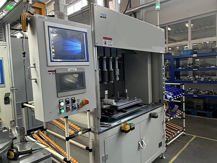 减速器箱体拧紧